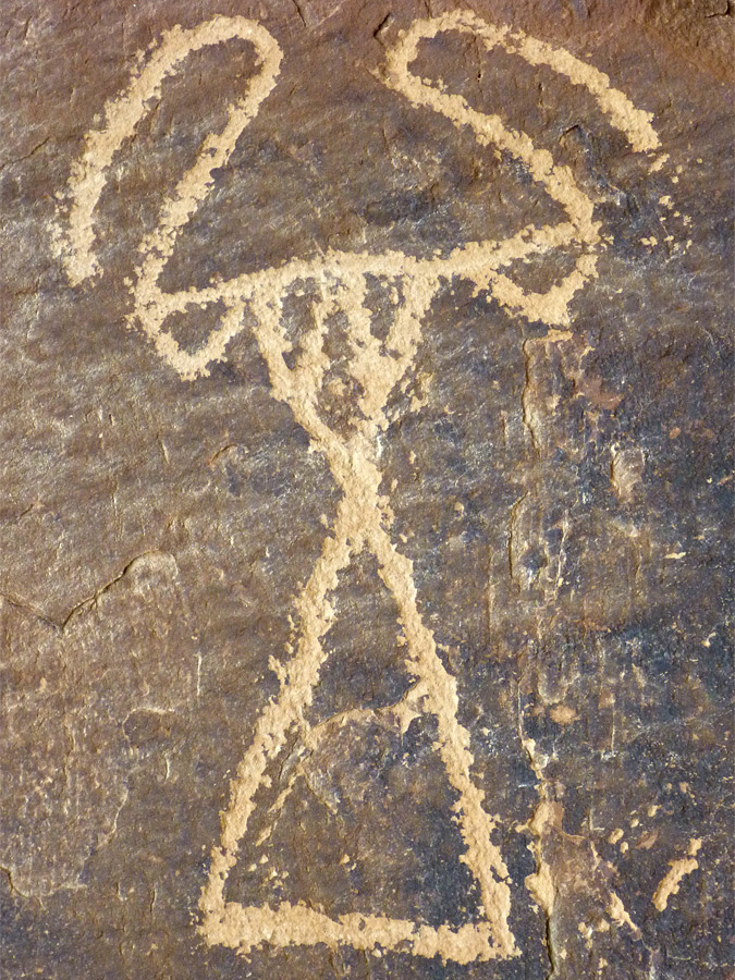 Symmetric shape petroglyph