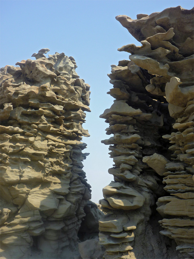 Gap between two outcrops