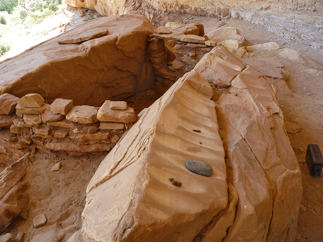 Metate grooves