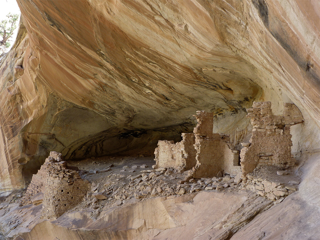 Alcove ruins