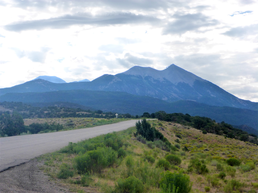 Road below Mt Tukuhnikivatz