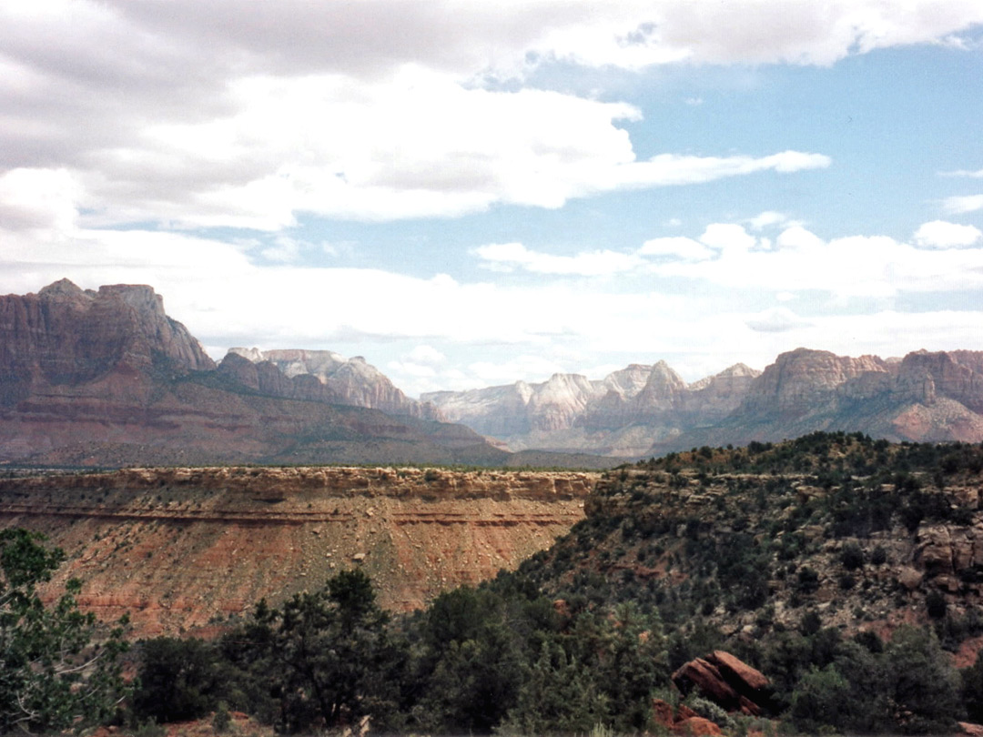 Scenery along the Smithsonian Butte Road