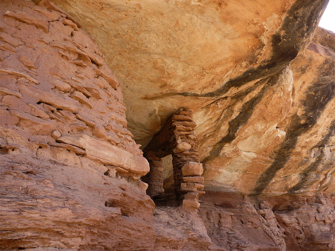 Walls in an alcove