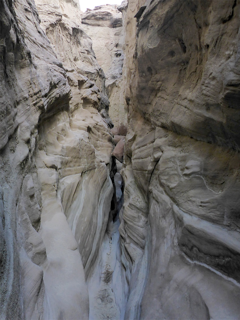 Dull-colored passageway