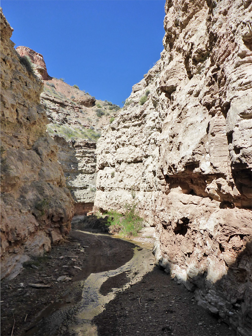 Narrowing canyon