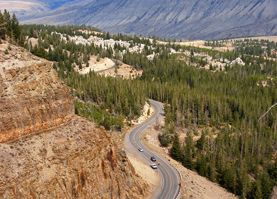 Grand Loop Road through Golden Gate