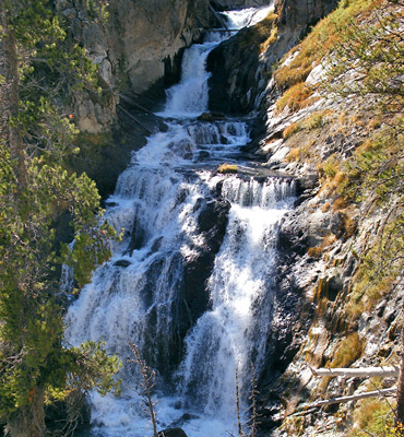 Mystic Falls, ao longo do rio Little Firehole