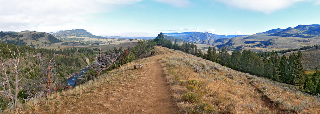 View from a ridge at the start of the Yellowstone River Picnic Area Trail
