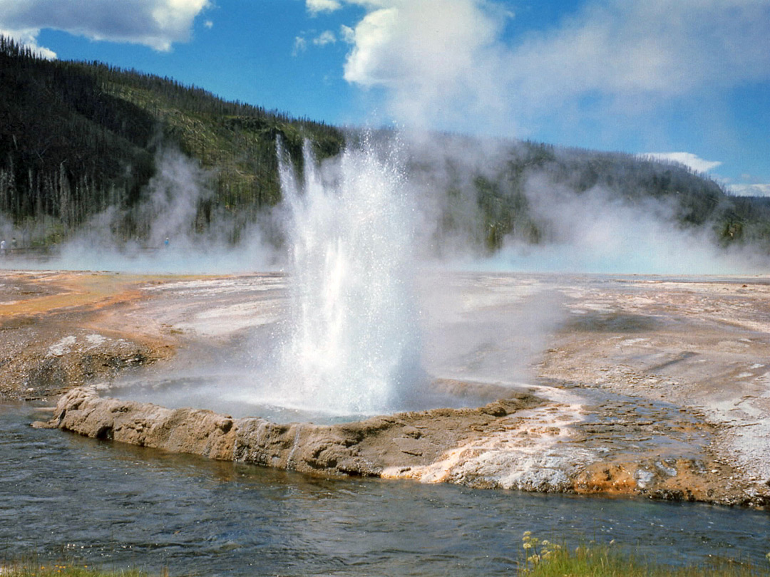 Eruption of Cliff Geyser