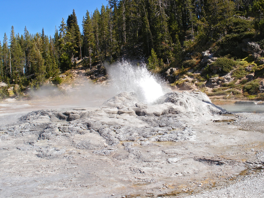 Minute Man Geyser erupting